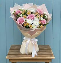 Букет цветов из:  Гвоздики, Орхидеи и Розы в Угловке