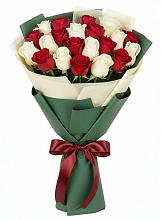 Букет Микс из красных и белых роз #REPLACE_PRED# Угловке