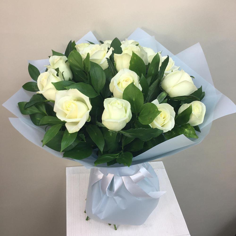 Букет 15 Белых роз Проуд в Угловке