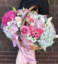 Цветочная композиция из Розы, Хризантемы, Пионы и Лизиантусы в корзине в Угловке