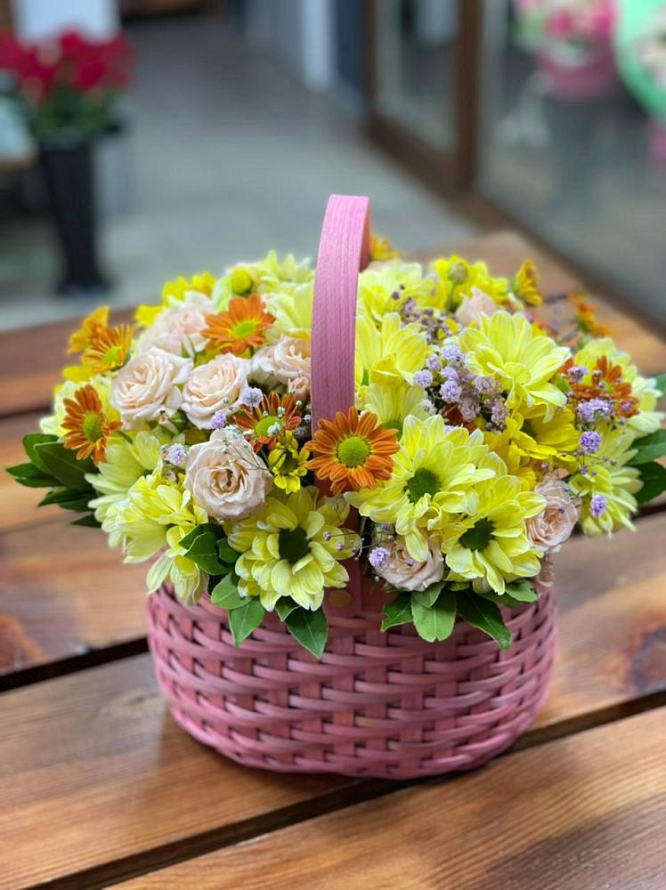 Цветочная композиция из Хризантемы и Розы в корзине в Угловке