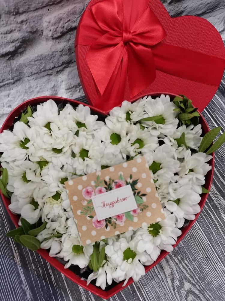 Цветочная композиция из Хризантемы в виде сердца в Угловке