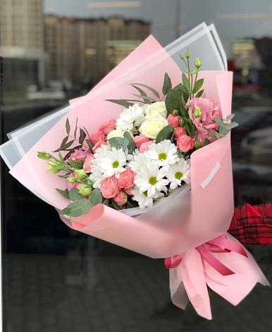 Букет цветов из: Розы, Лизиантусы и Хризантемы в Угловке